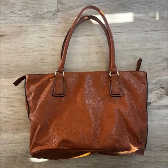 GUESS Tote - Picture 5 of 10